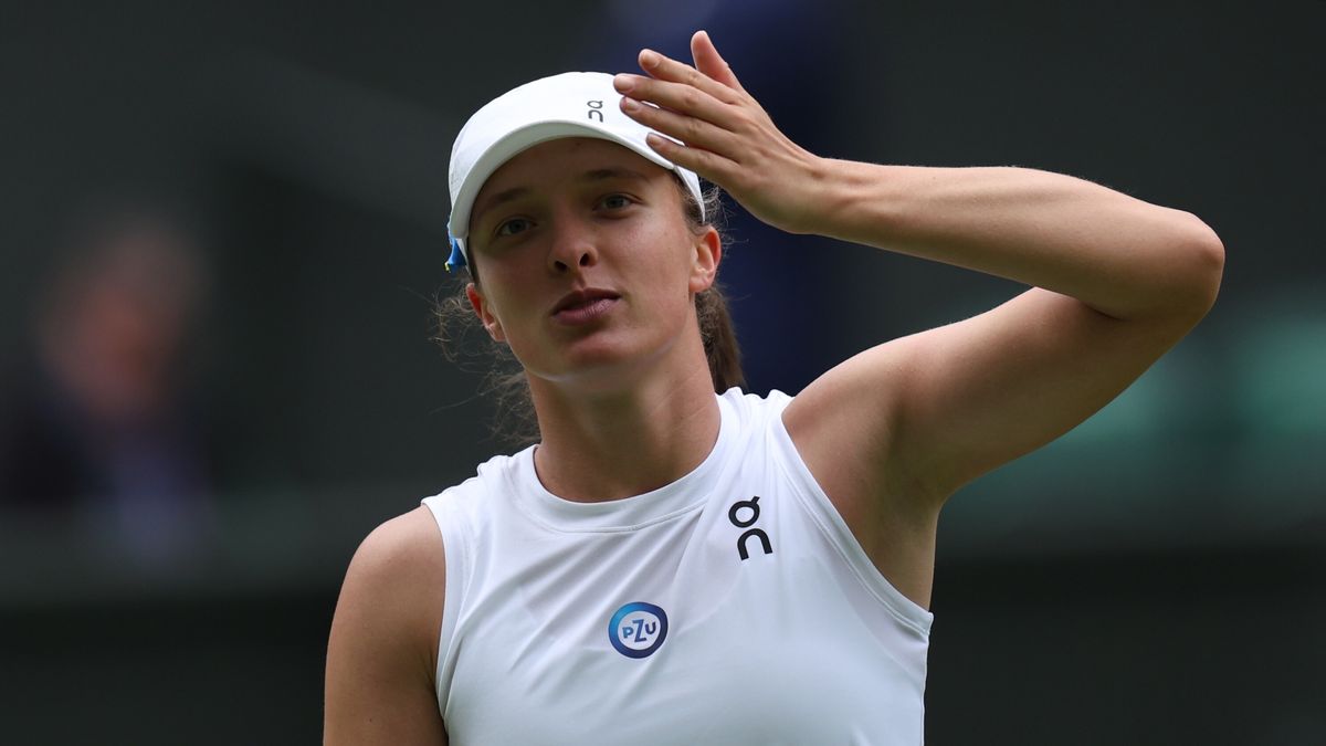 Iga Swiatek of Poland celebrates winning her Women's Singles 2nd round match against Sara Sorribes Tormo of Spain at the Wimbledon Championships, Wimbledon, Britain, 05 July 2023. EPA/NEIL HALL EDITORIAL USE ONLY Dostawca: PAP/EPA.