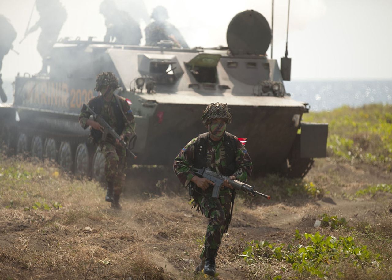 Amerykańscy i indonezyjscy marines na plaży Banongan w Situbondo w Indonezji podczas symulowanego desantu 5 czerwca 2012 r. podczas dwustronnych ćwiczeń organizowanych co roku w Azji Południowo-Wschodniej w celu podnoszenia gotowości bojowej