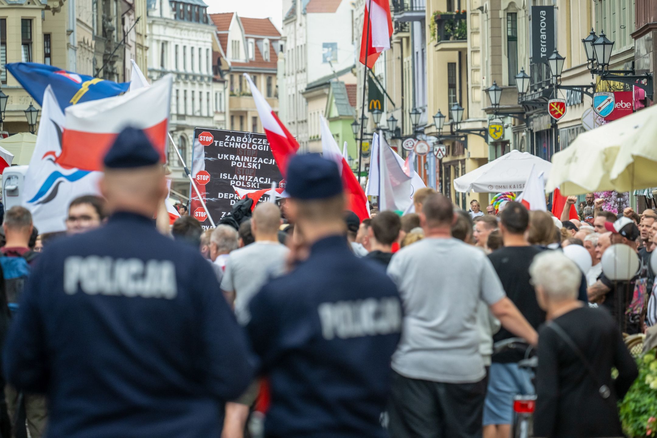 Uczestnicy pikiety przeciwko imigracji w Toruniu