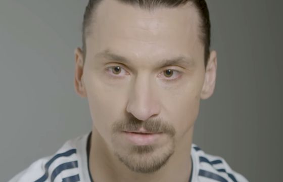 Zlatan Ibrahimović wita się z Los Angeles Galaxy w całostronicowej reklamie