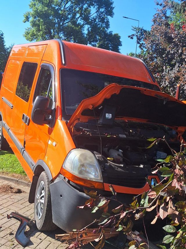 Bus uderzył w ogrodzenie posesji, pojazdem podróżowało 8 osób (zdjęcia)