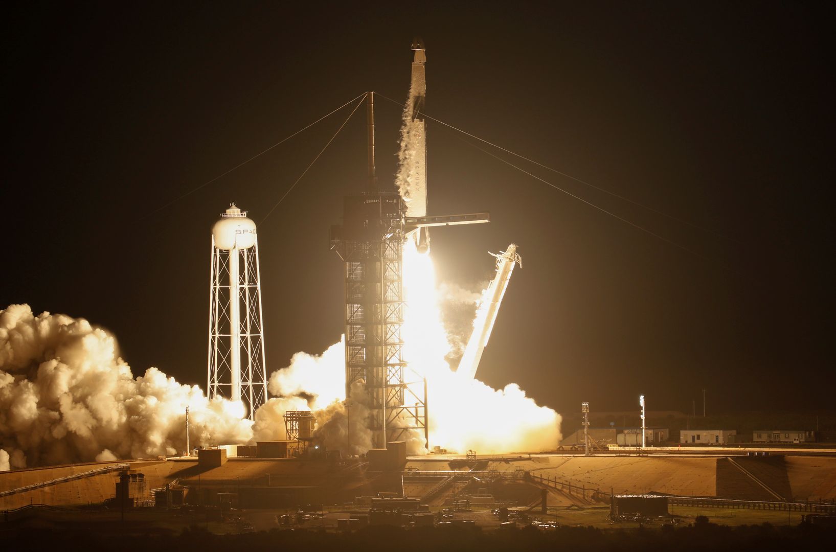 SpaceX wysłała Dragona w kosmos. To pierwszy prywatny statek załogowy 