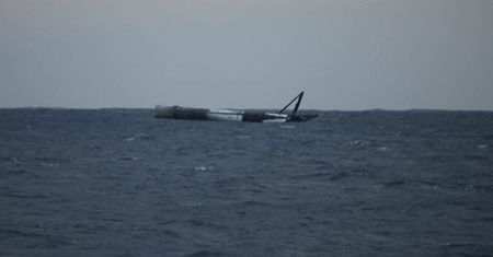 Misja rakiety Falcon 9 się udała, ale jest pewien problem. Miała się rozpaść, a dryfuje po oceanie