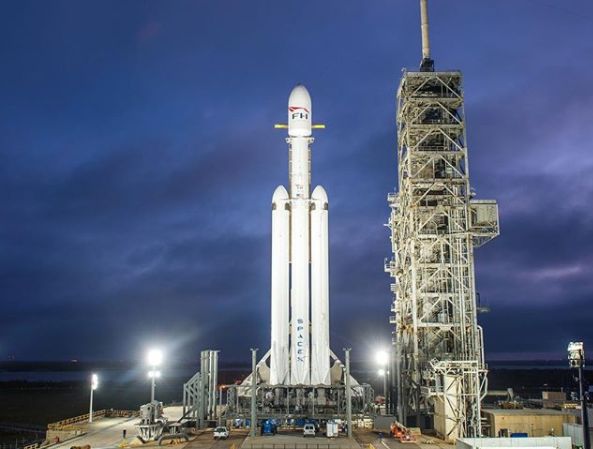 Wybuchnie czy poleci na Marsa? Start Falcon Heavy już dziś