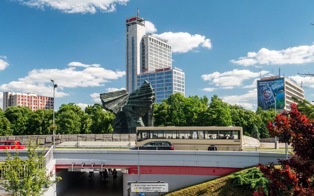 Policja szuka mężczyzny z maczetą z centrum handlowego