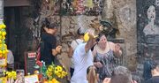 Wideo z Neapolu. Sprzedawca lemoniady to prawdziwy showman