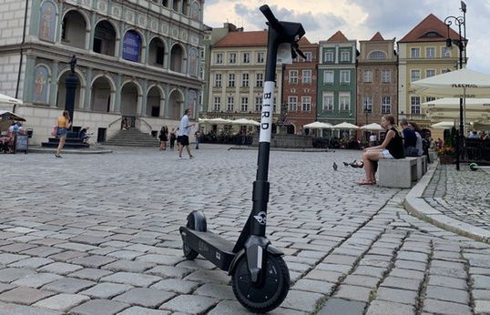 Platforma Bird wchodzi do Krakowa. Do dyspozycji 100 nowych hulajnóg nowego modelu Bird One