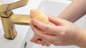 Jak często czyścić gąbeczkę do makijażu? Niektórzy mogą nie dowierzać