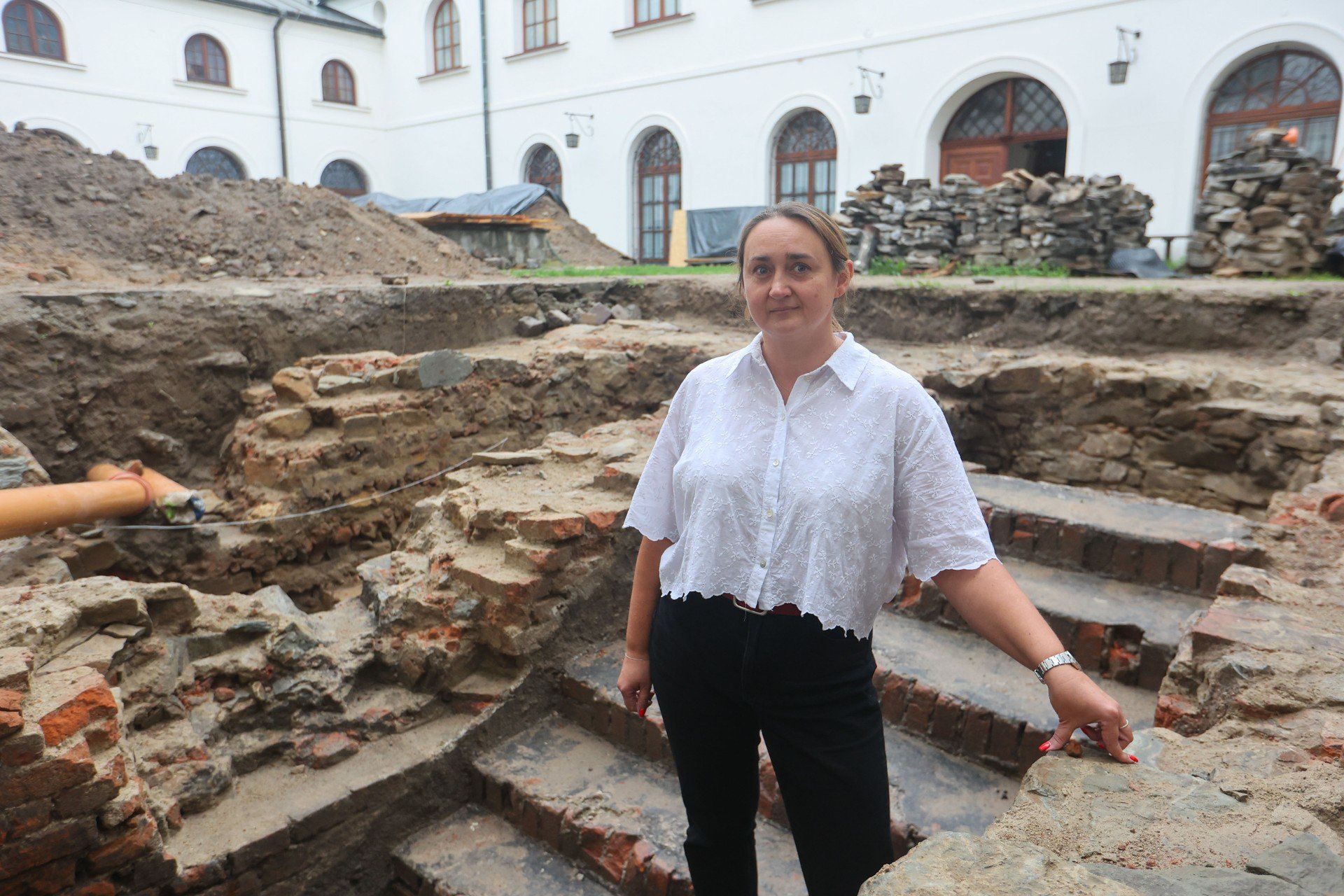 Joanna Ligoda mówi, że Muzeum planuje eksponować w przyszłości wykopane relikty pod przeszkleniem.