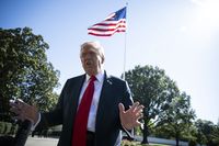 US President Donald Trump speaks to members of the media on the South Lawn of the White House before boarding Marine One in Washington, DC, USA, 05 October 2025. Unions representing hundreds of thousands of federal workers have asked a US judge to immediately prevent the Trump administration from carrying out mass firings during the government shutdown while they press a legal challenge. EPA/GRAEME SLOAN / POOL Dostawca: PAP/EPA.