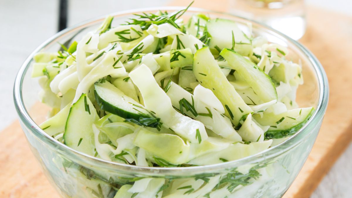 Zielona surówka do obiadu jest pełna witaminy C