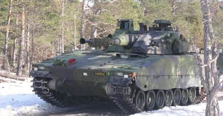 Szwedzka pomoc dla Ukrainy. Wozy bojowe CV90 i armatohaubice H77BW Archer