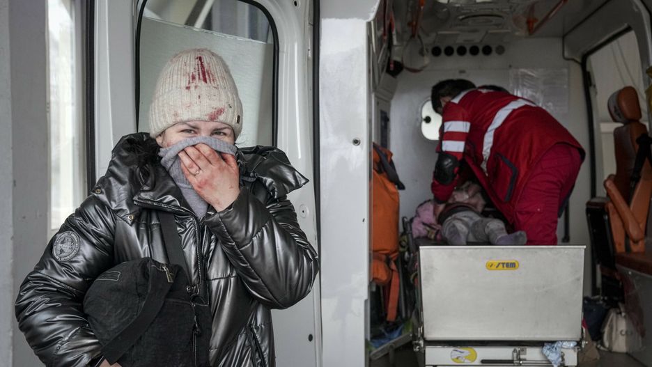 Rosja zaatakowa?a Ukrain?A woman reacts as paramedics perform CPR on a girl who was injured during shelling, at city hospital of Mariupol, eastern Ukraine, Sunday, Feb. 27, 2022. The girl did not survive. (AP Photo/Evgeniy Maloletka), APTOPIXAP