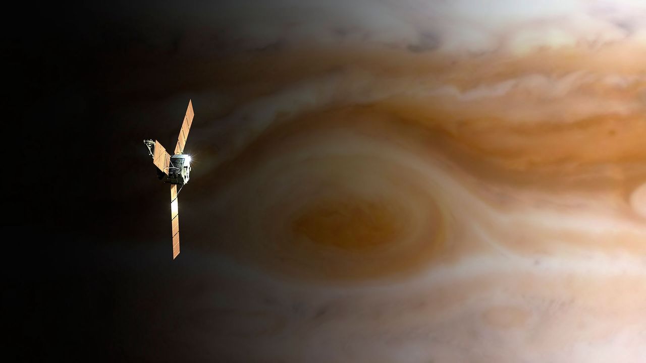 Sonda Juno na tle Wielkiej Czerwonej Plamy.