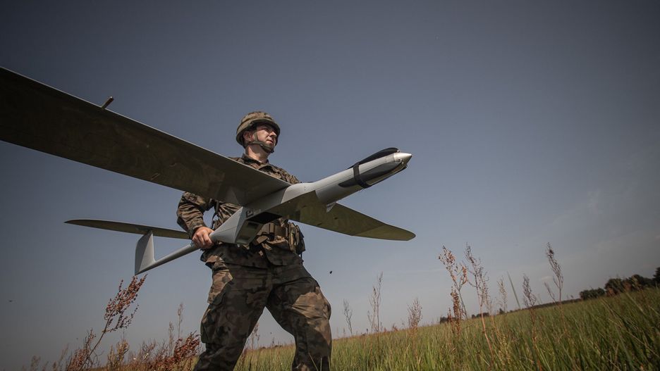 Dron FlyEye bez głowicy obserwacyjnej - na zdjęciu w rękach polskiego żołnierza