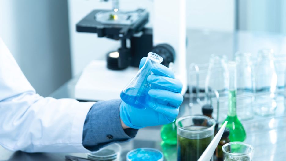 Szczepionka przypominająca przeciw COVID-19. Co mówią producenci szczepionek?