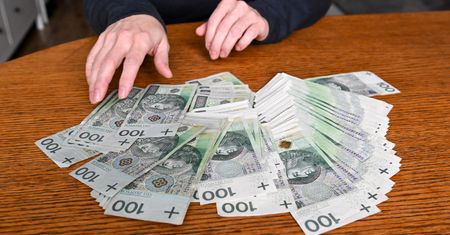 63-latka oszukana na 20 tys. złotych. Uwierzyła w ofertę "maklera giełdowego"
