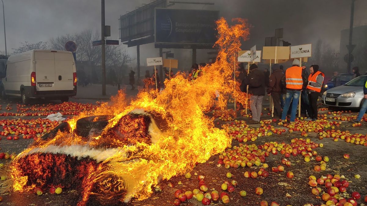 Ogień, jabłka i świńskie łby. Zdjęcia z protestu rolników 1