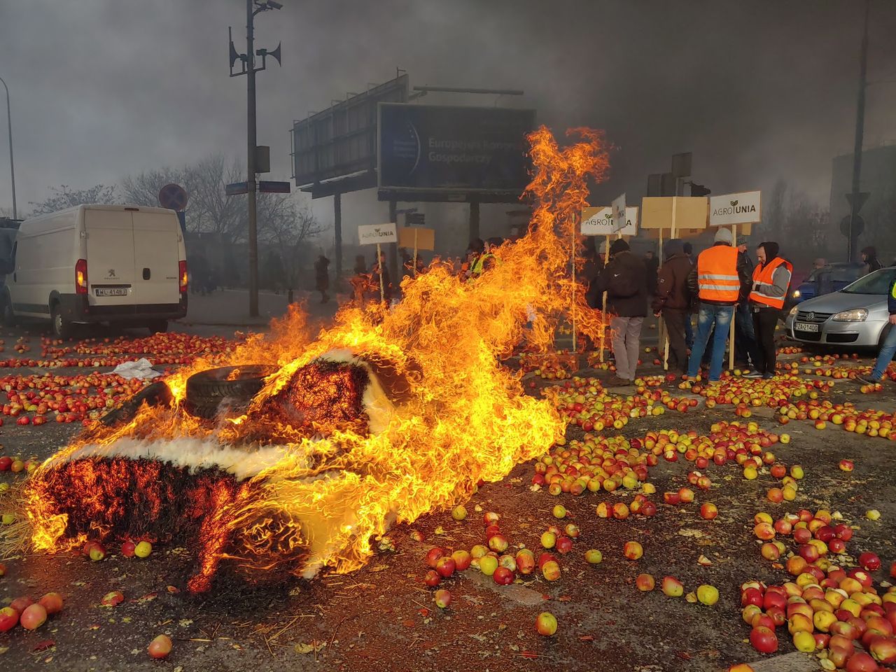 Ogień, jabłka i świńskie łby. Zdjęcia z protestu rolników