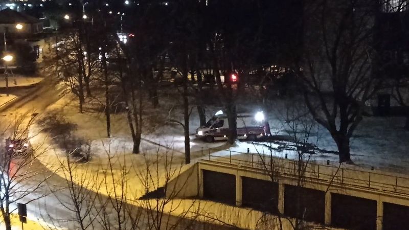 Kierowca karetki zakopał się na trawniku przy ul. Śliwińskiego