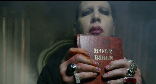 "Say10" - Marilyn Manson drze Biblię