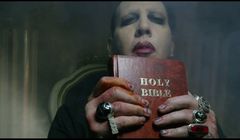"Say10" - Marilyn Manson drze Biblię