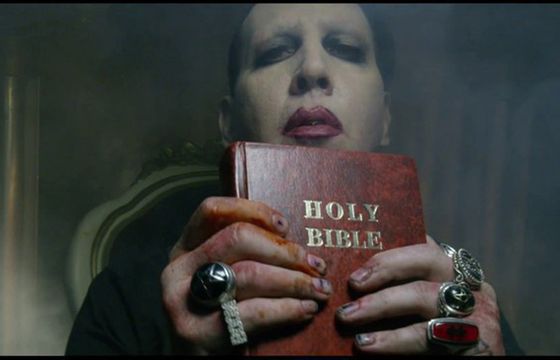 "Say10" - Marilyn Manson drze Biblię