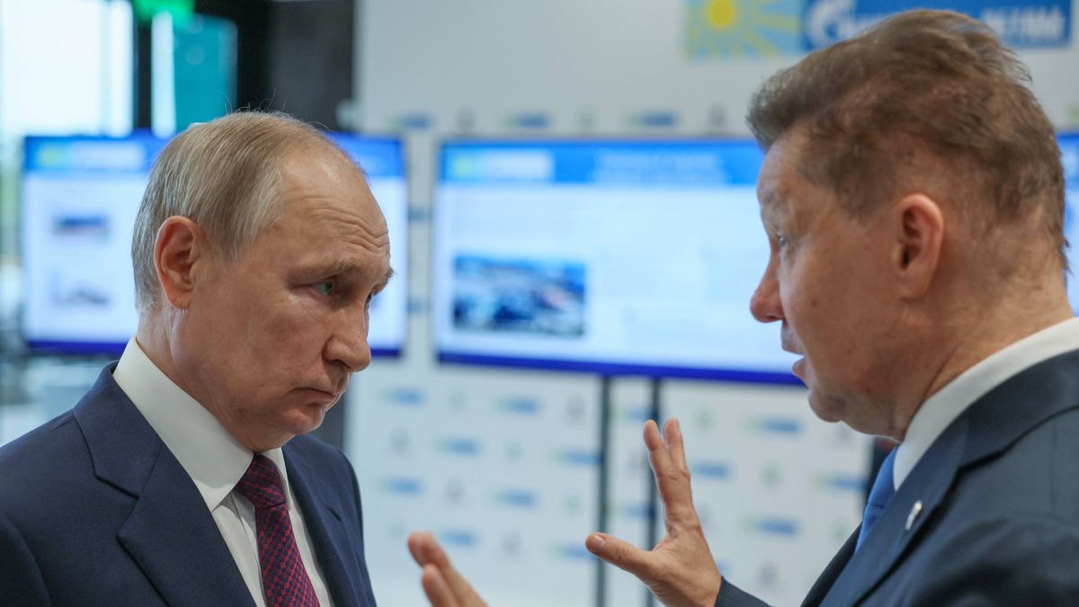 Russian President Vladimir Putin visits a martial arts academy at Sirius federal territory
epa10682074 Russian President Vladimir Putin (L), accompanied by Gazprom CEO Alexei Miller (R), visits a martial arts academy at Sirius federal territory near Sochi, Russia, 09 June 2023. The Academy was created on behalf of the President. It is a universal sports and training center for sambists, judokas and other wrestlers. The center has a hotel and medical units.  EPA/GAVRIIL GRIGOROV / SPUTNIK / KREMLIN POOL MANDATORY CREDIT 
Dostawca: PAP/EPA.
GAVRIIL GRIGOROV / SPUTNIK / KREMLIN POOL