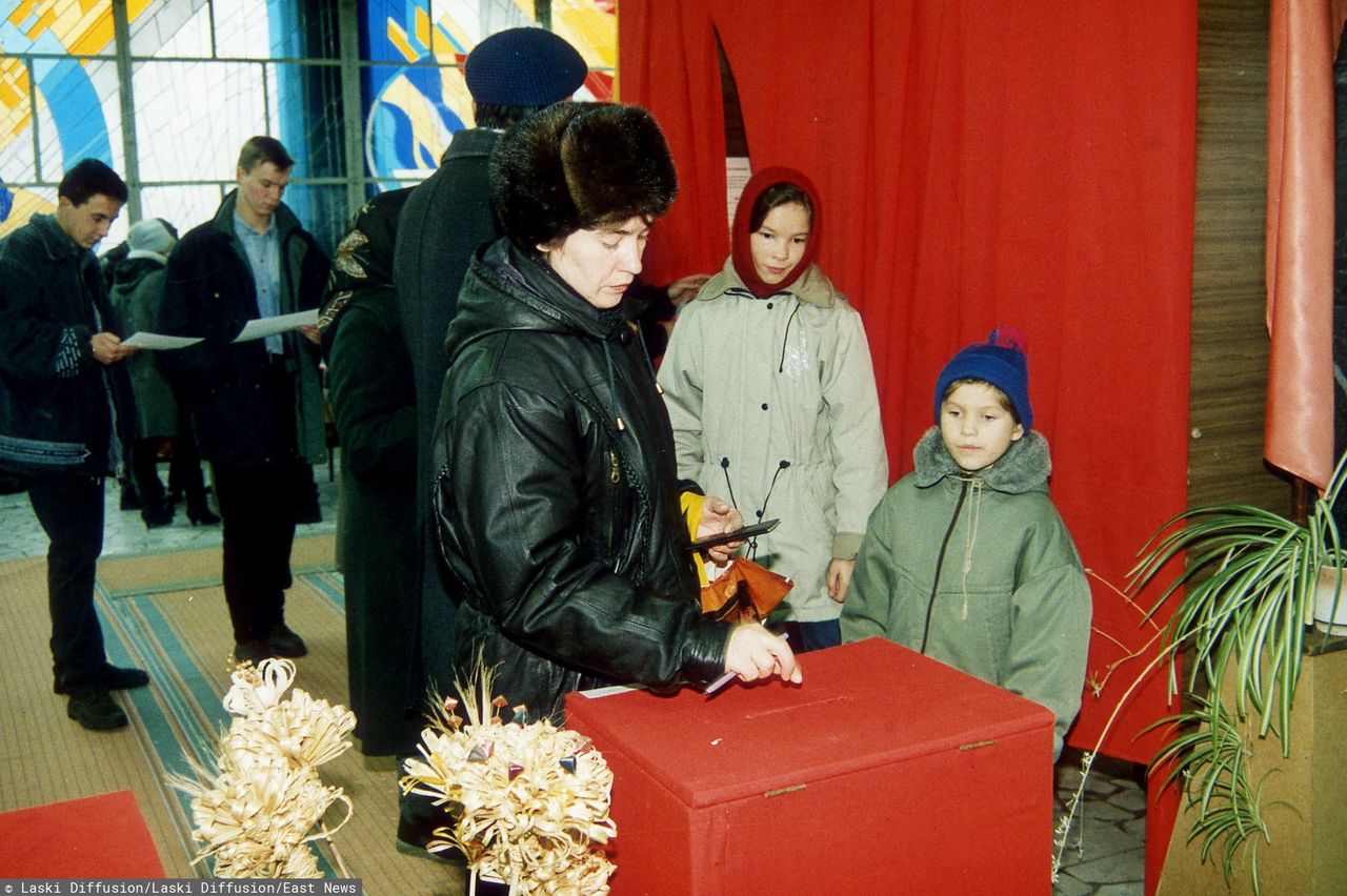 Halina Łukaszenka, zona prezydenta Alaksandra Łukaszenki w lokalu wyborczym podczas wyborów prezydenckich na Bialorusi