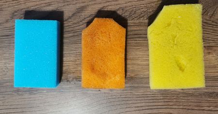 Odetnij rogi gąbki do zmywania. Patent robi furorę w sieci