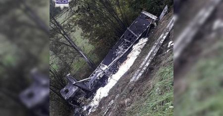 Olszanka: TIR zjechał z drogi i spadł z 20-metrowej skarpy. Doszczętnie spłonął