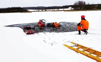 Pod autem załamał się lód. Dwóch mężczyzn wpadło do jeziora