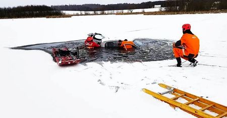 Pod autem załamał się lód. Dwóch mężczyzn wpadło do jeziora