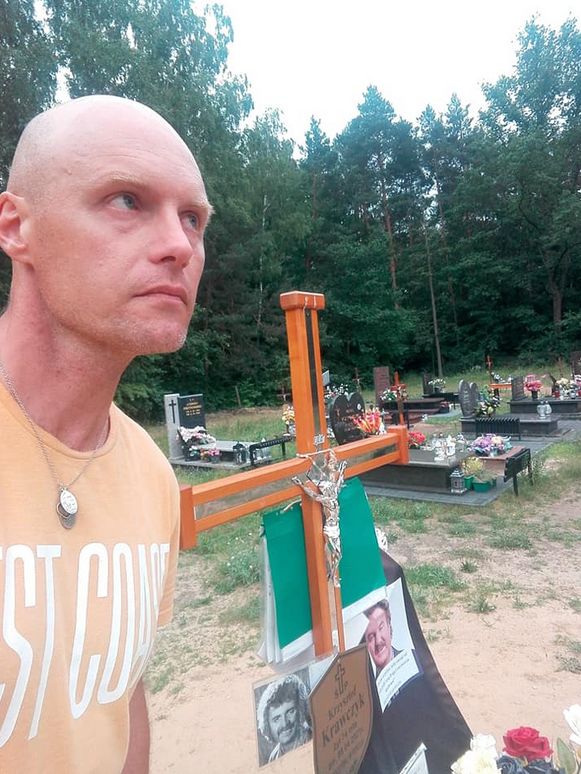 Syn Krzysztofa Krawczyka odwiedza jego grób z okazji Dnia Ojca