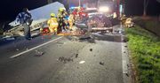 Koszmarny wypadek pod Poznaniem. Zmiażdżone auto po zderzeniu z przyczepą
