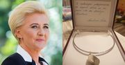 Agata Duda wspiera zbiórkę na leczenie chorego chłopca. Przekazała na aukcję naszyjnik