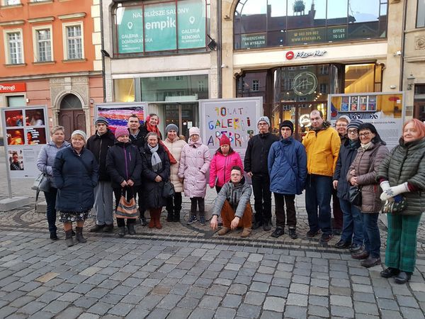 Wrocław. Plenerowa wystawa artystów Pracowni i Galerii ArtBrut w Rynku. To było marzenie autorów prac