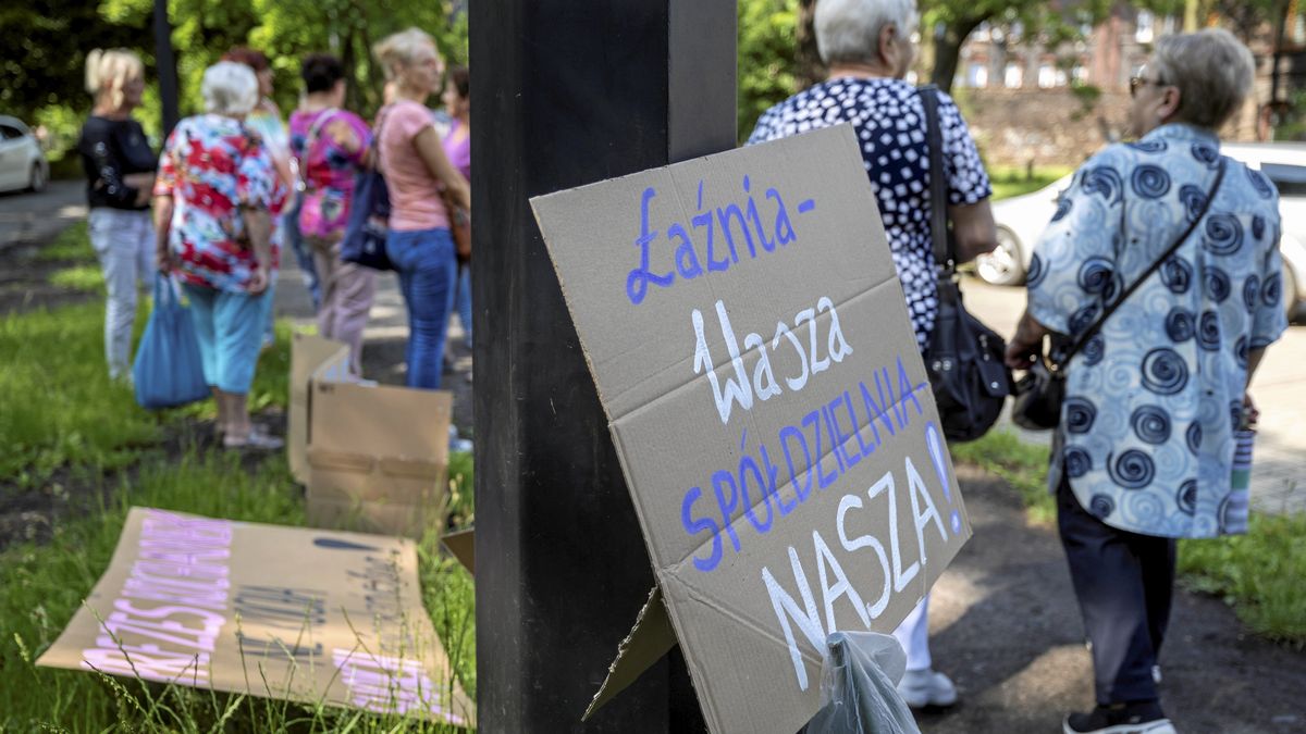 Protest mieszkancow
03.06.2024 Siemianowice . Protest grupki mieszkancow przed siedziba Spoldzielni Mieszkaniowej Michal .
Fot . Grzegorz Celejewski / Agencja Wyborcza.pl
Fot. Grzegorz Celejewski / Agencja Wyborcza.pl
mieszkancy, protest, spoldzielnia, mieszkania, /FR/