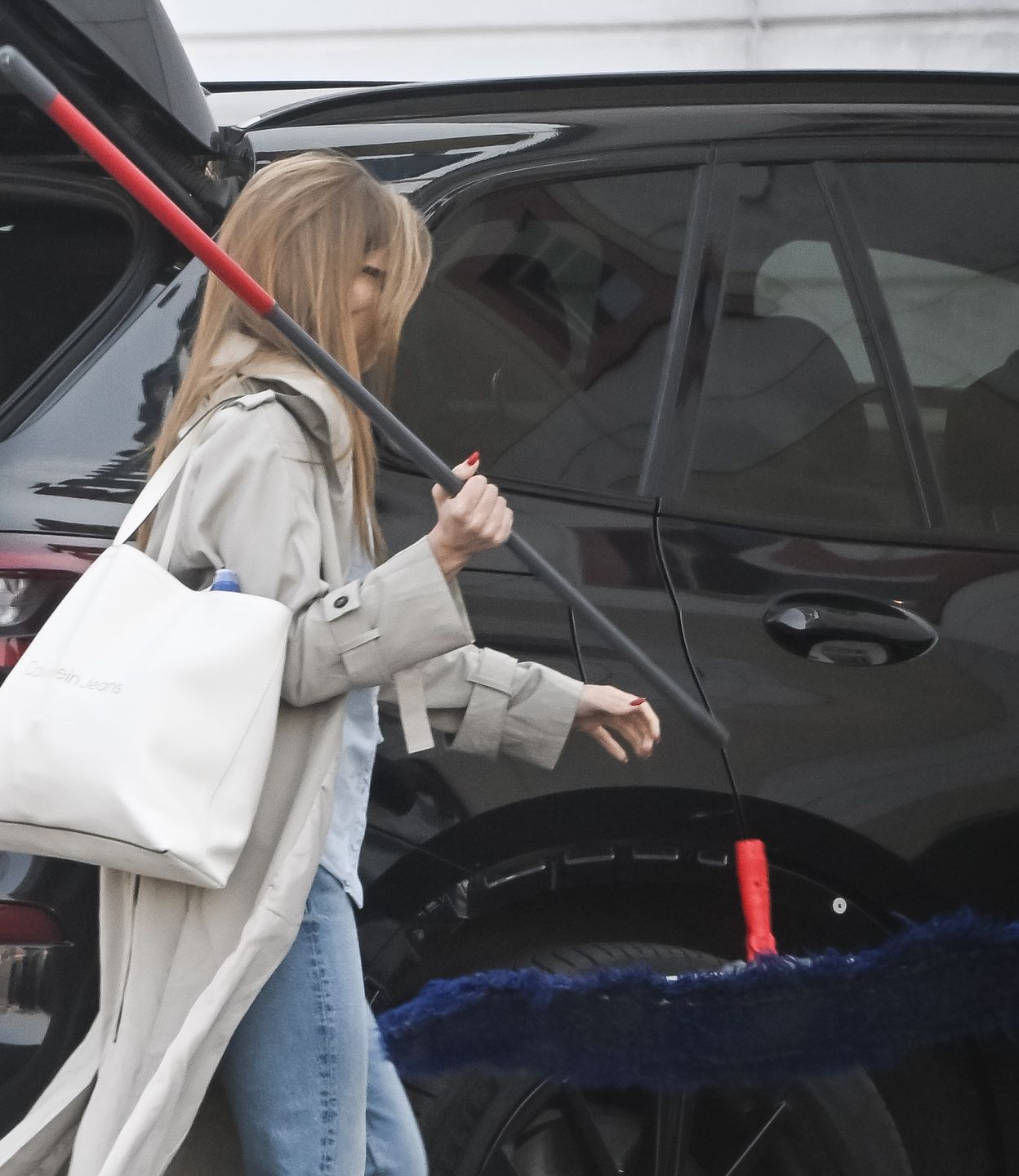 Agnieszka Kaczorowska pędzi z mopem na trening do "TzG"