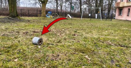Dwa miesiące po sylwestrze. Nadal leżą. Obok bawią się dzieci