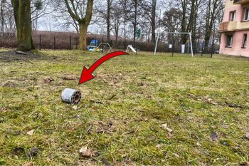 Dwa miesiące po sylwestrze. Nadal leżą. Obok bawią się dzieci