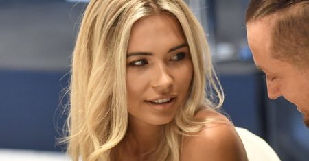 Wskoczyła w plisowaną mini. Ale spójrzcie tylko na buty