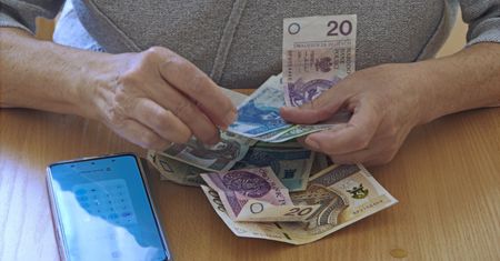 Przelew z ZUS. Właśnie dostali po 5,5 tys. zł do emerytury