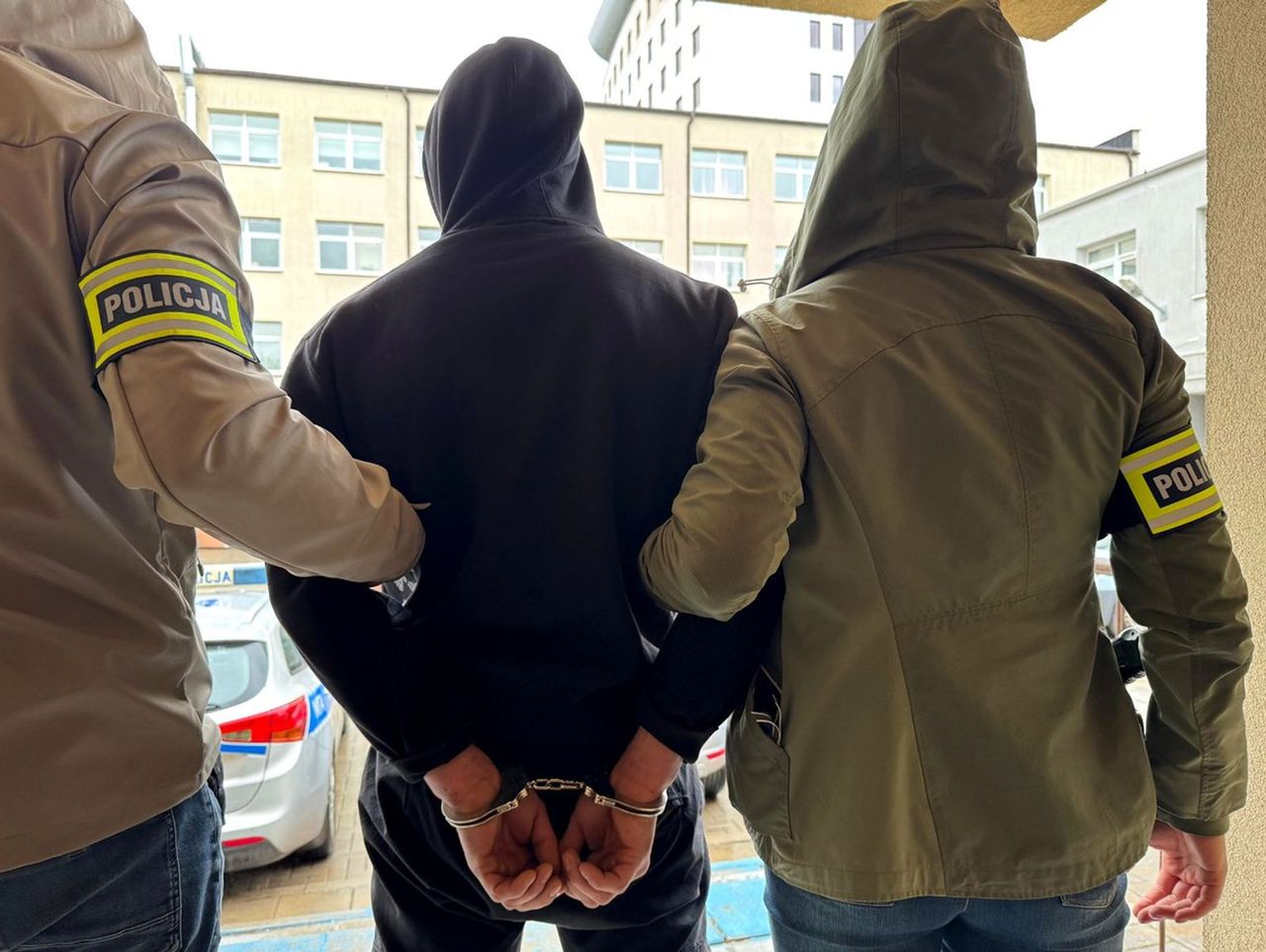 Białystok: Napadli 22-letniego kolegę i wbili mu nóż w plecy. Potem chcieli zmusić do wzięcia kredytu w banku