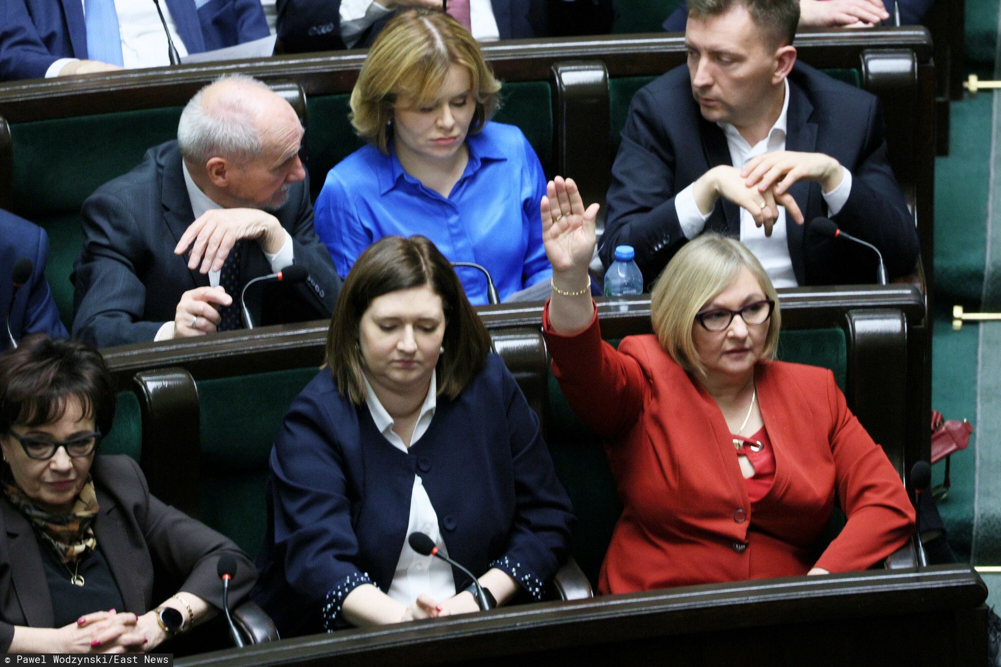 22.02.2024, posiedzenie Sejmu. Poseł Łukasz Schreiber jeszcze z obrączką.