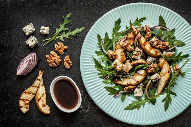 Sałatka z dodatkiem orzechów włoskich dostarczy ci cennych kwasów tłuszczowych oraz minerałów