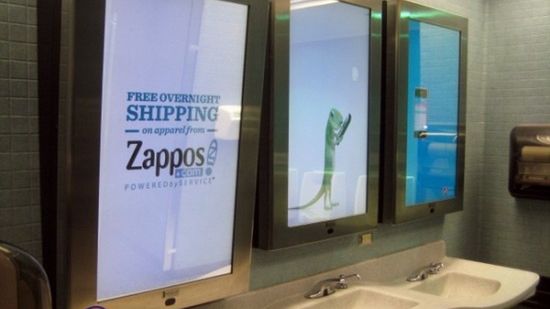 Szczyt bezczelności - reklamy na lustrach w... toalecie 1