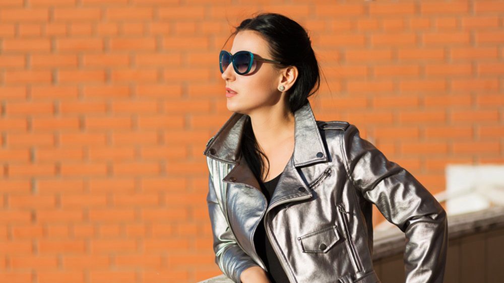 Do srebrnej ramoneski dobierz stylowe dodatki