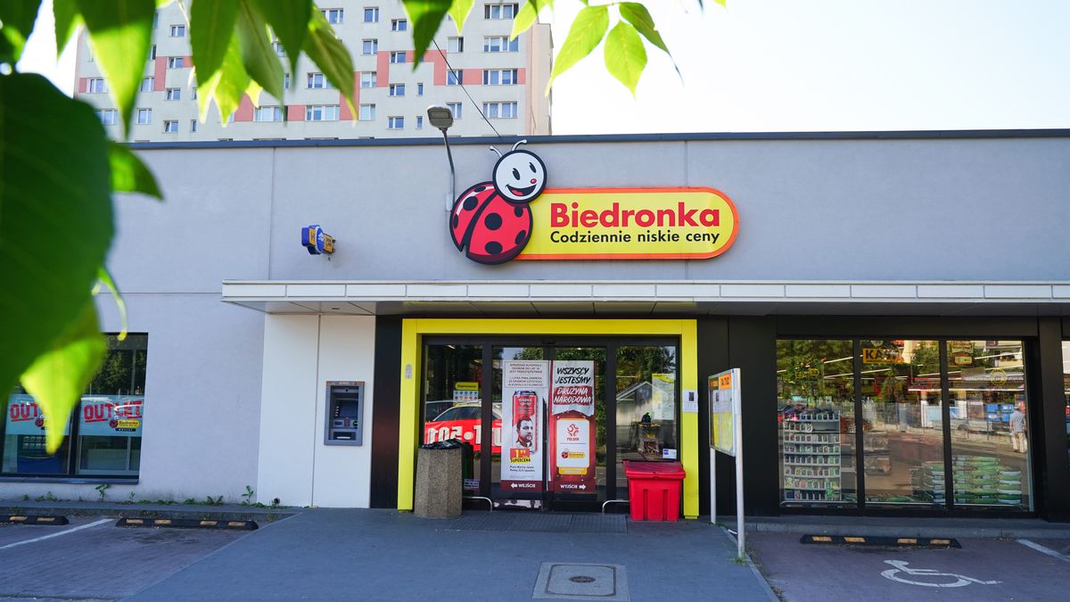 biedronka, supermarket, hypermarket, poland, logo, store, dyskont biedronka, polish, market, facade, building, ad, advertisement, advertising, banner, brand, business, chain, chain store, cheap, cheap store, city, commercial, company, direction, europe, exterior, grocery, grocery store, jeronimo, jeronimo martins, outdoor, portuguese, post, purchase, retail, shop, sign, signboard, storefront, symbol, trade