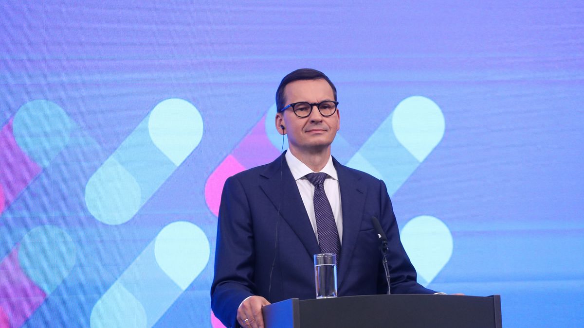 Bratysława, Słowacja, 26.06.2023. Premier RP Mateusz Morawiecki podczas konferencji prasowej po spotkaniu szefów rządów państw Grupy Wyszehradzkiej w Bratysławie, 26 bm. Omawiane na spotkaniu tematy to m.in. bezpieczeństwo w regionie, kwestie gospodarcze oraz wyzwania migracyjne. (jm) PAP/Albert Zawada